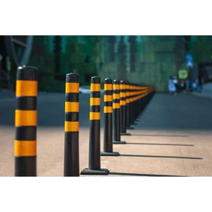 Mengenal Bollard Jalan: Fungsi, Jenis, dan Penerapannya di Indonesia